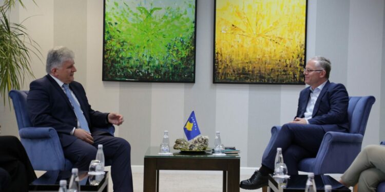 Bislimi takon Ndihmës Sekretarin e OKB-së, e njofton për avionët luftarakë serbë përreth kufirit me Kosovën
