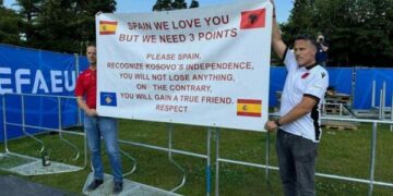 Diplomaci në sport, tifozët shqiptarë i kërkojnë Spanjës njohjen e pavarësisë së Kosovës