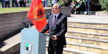 Nderohen dëshmorët e kombit nga Mitrovica në ditën e tyre: Mitrovica frymon me UÇK-në çdo ditë