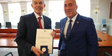 “Me Besim në Zot, Atdhe e Shtet”, Haradinaj i ndan medalje Blair-it