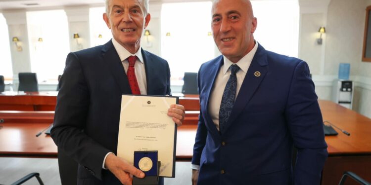 “Me Besim në Zot, Atdhe e Shtet”, Haradinaj i ndan medalje Blair-it