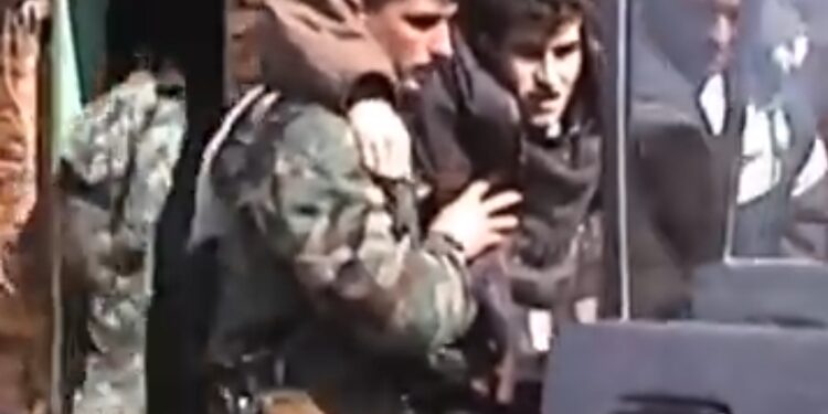 Publikohen pamje: Kadri Veseli, Rexhep Selimi e Ferat Shala në aksion për shpëtimin e civilëve dhe të plagosurve
