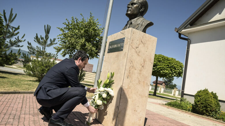 Kurti vizitoi Shtëpinë Muze të profesor Ukshin Hotit: E vërteta për të me siguri ndodhet në arkivat e Beogradit