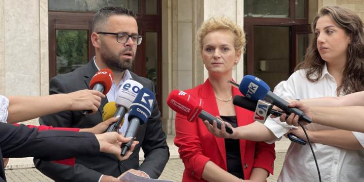 Thirrje që të mos votohet Projektligji për KPM-në: Lëvizja Vetëvendosje do që ta “kap” sektorin medial