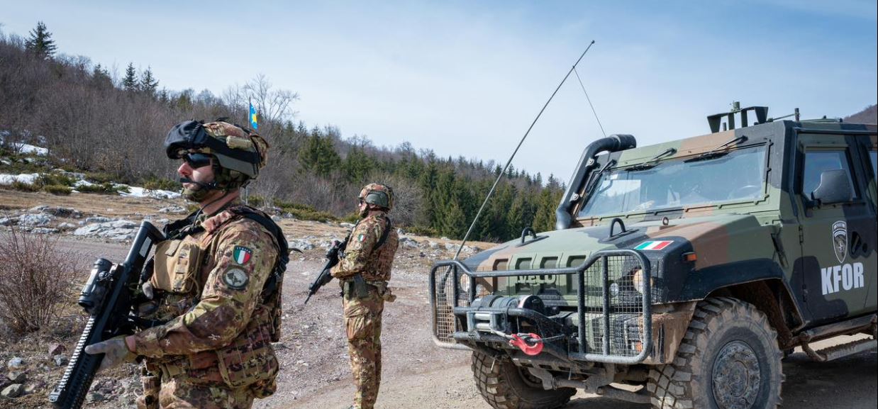 Ushtarët italianë kryen patrullime në pikën kufitare mes Kosovës dhe Serbisë