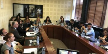 “Zemlak”, Mos ofendo, marr!e”, përplasen në Komision deputetja e AAK-së me atë të VV-së