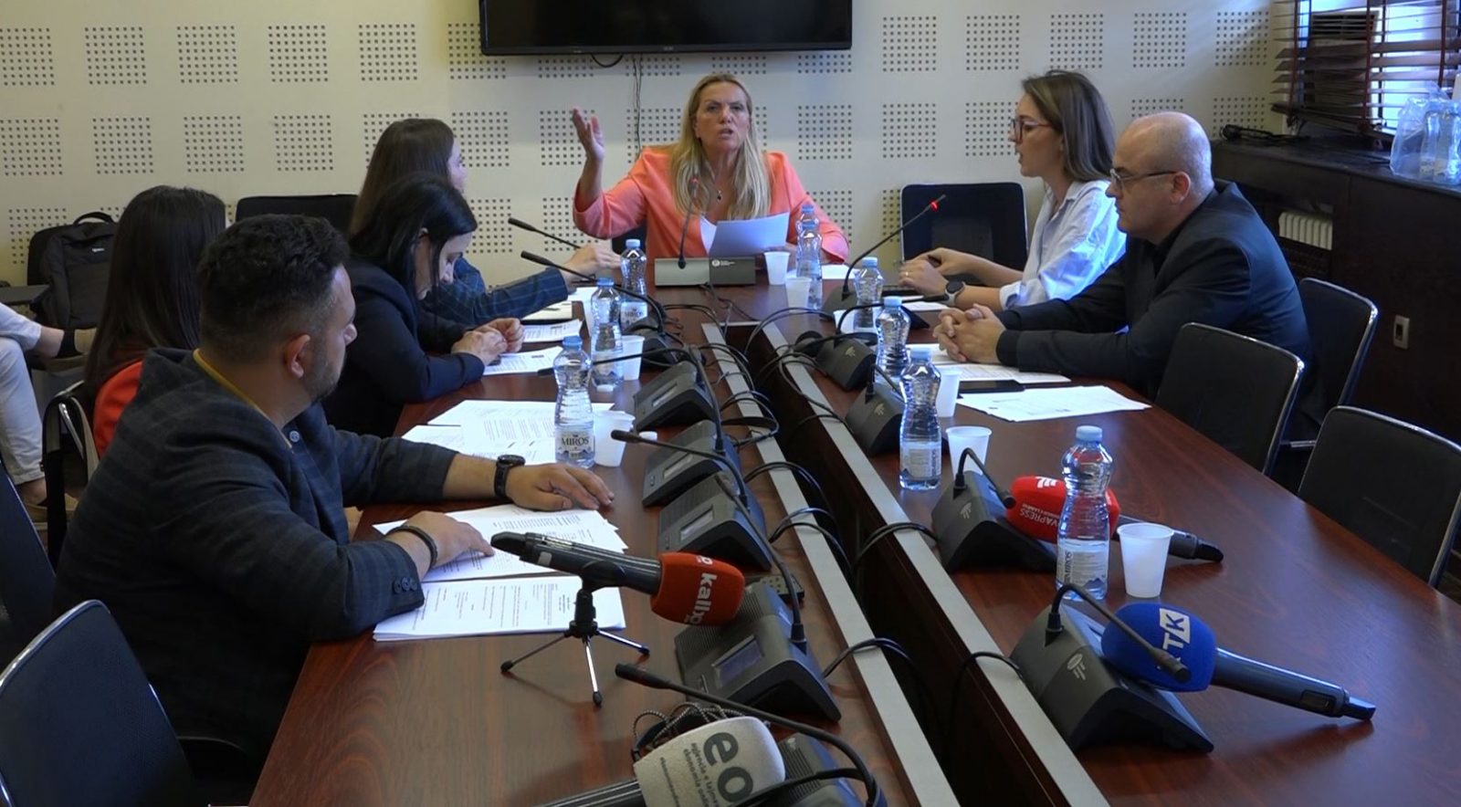 “Lista serbe iu shëtitke Hashimin nëpër Ujman”, “Kurrgjë s’ka dalë çka do të dalë” – Përplasen deputetet e VV-së dhe PDK-së