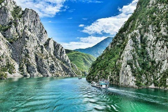 Ndotet liqeni i Komanit! Pamja më e keqe për pushuesit e turistët që zgjedhin ta vizitojnë (video)