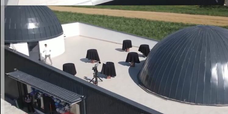 Kurti publikon pamje të Observatorit dhe Planetarium Kombëtar, është i pari në vend