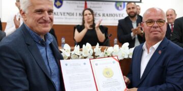 Rahoveci nderon me çmimin “Qytetar Nderi”, ish-kryeministrin e Shqipërisë Pandeli Majko
