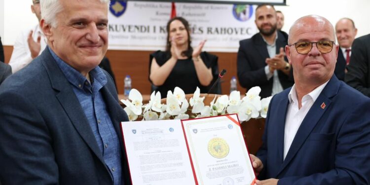 Rahoveci nderon me çmimin “Qytetar Nderi”, ish-kryeministrin e Shqipërisë Pandeli Majko