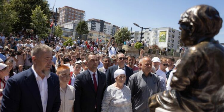 Sami Lushtaku: Skulptura e Leotrim Ahmetit, simbol i sakrificës së 1432 fëmijëve të rënë për liri