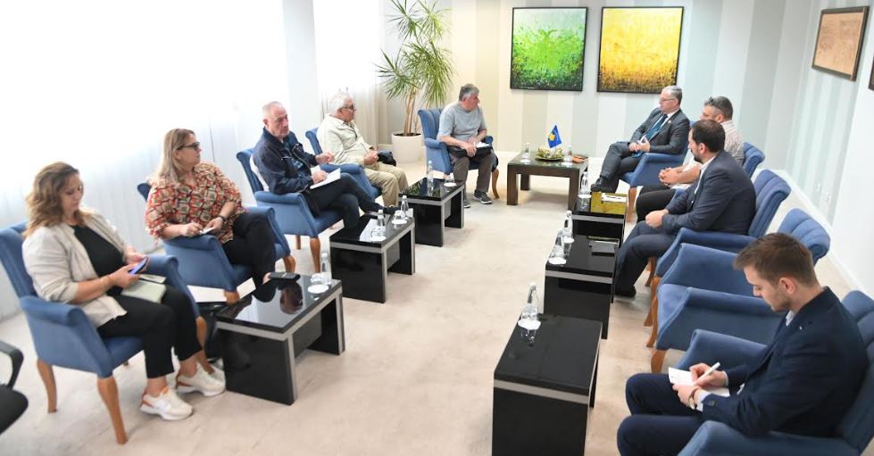 Bislimi takohet me KKAFZhK, theksohet rëndësia e ndërkombëtarizimit të gjenocidit serb në Kosovë