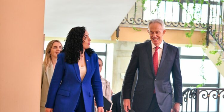 “Gurët e Trepçës”, Osmani ia dorëzon Blairit dhuratën unike nga familja Rugova