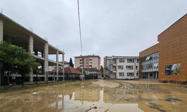 Gjendje e rënduar në rrugët e Pejës pas vështrimeve – ekipi i zjarrfikësve në terren e qytetarë duke pastruar lagjet