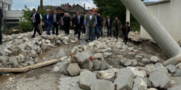 Vërshimet nga reshjet e shiut në Dragash, Kurti del në terren: Qeveria do të jetë pranë qytetarëve