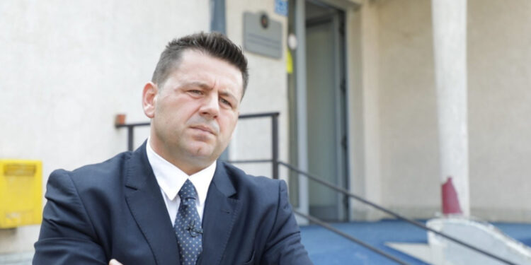 Bekë Berisha ironizion keq me Kusari-Lilës: ‘E shfletoj gazeten dhe për ty mendoj’