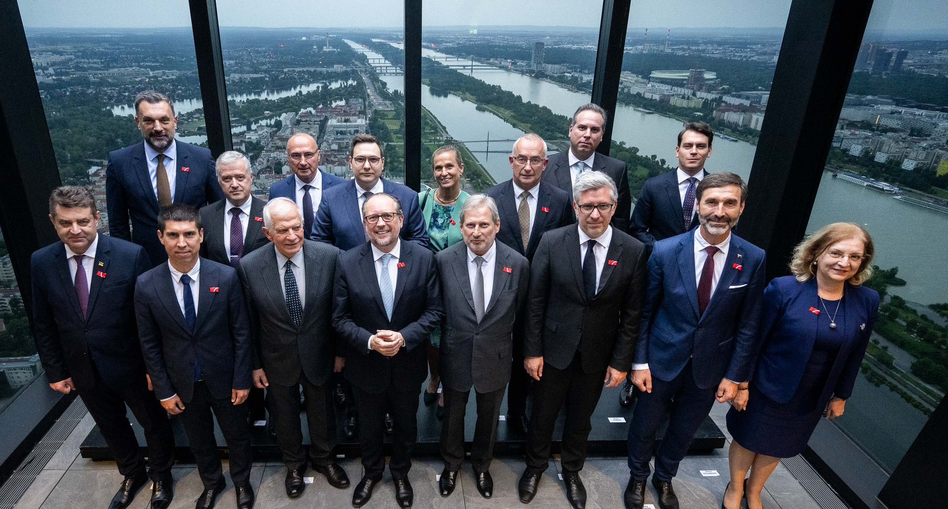 Darka në Vjenë ku ishte Borell, diplomati serb kujdeset të publikojë  fotografi pa Donika Gervallën e Bujar Osmanin