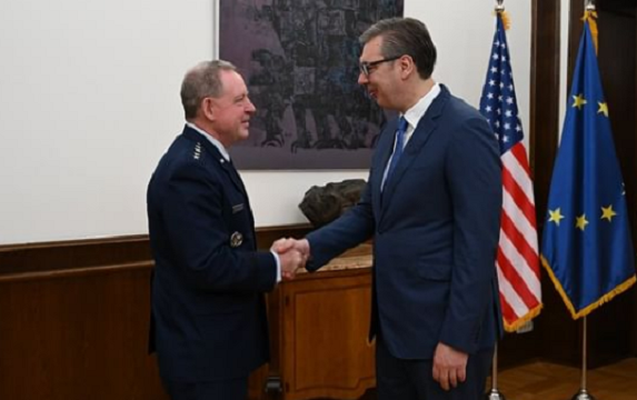 Gjenerali amerikan i NATO’s në Serbi, Vuçiq e falënderon që “KFOR po i ruan serbët e Kosovës”