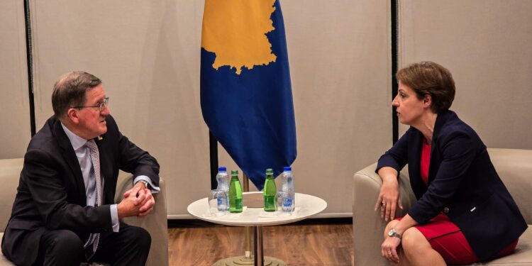 Lordi Robertson vjen në Prishtinë për 25 vjetorin e çlirimit