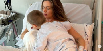 Olta publikon video me djalin e porsalindur, ai e kap për flokësh