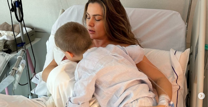 Olta publikon video me djalin e porsalindur, ai e kap për flokësh