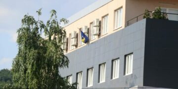 Mediat në Veri e bëjnë lajm shpërthimin e një poçi në banjon e Komunës së Leposaviqit, Elshani: Aksidentale