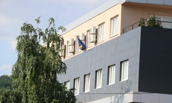 Mediat në Veri e bëjnë lajm shpërthimin e një poçi në banjon e Komunës së Leposaviqit, Elshani: Aksidentale