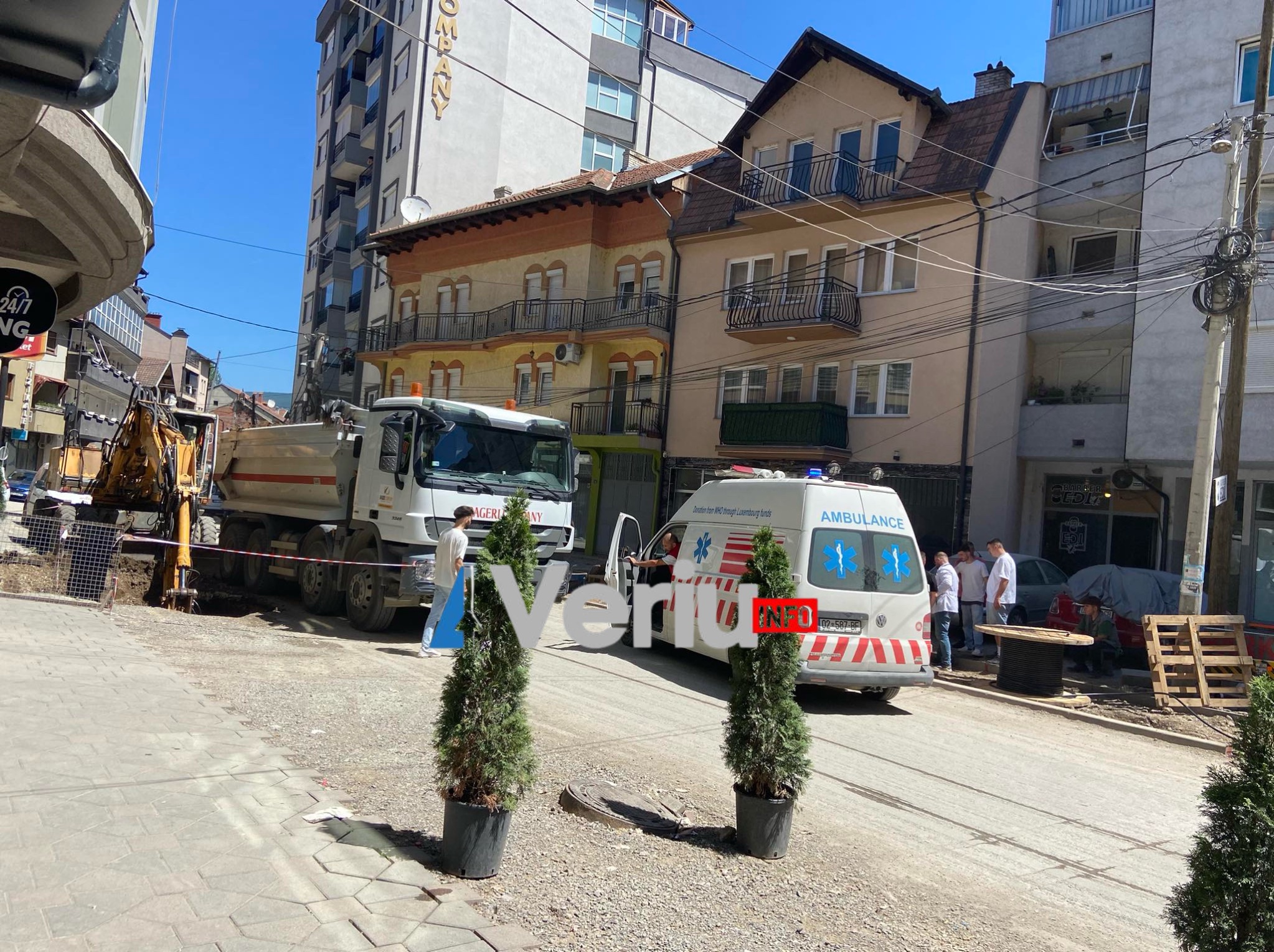 LAJMI I FUNDIT: Vetura e kompanisë punëkryese në rrugën “Agim Ramadani” Mitrovicë godet një këmbësor, rastin e aksidentit e konfirmon Policia dhe Spitali (VIDEO)