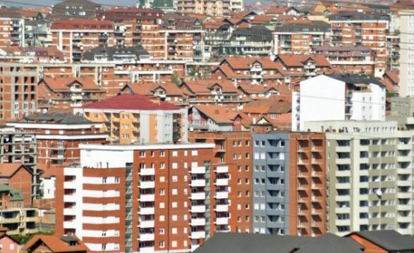 Prishtinë: Djali e rrahë babanë pasi ia sulmoi nënën