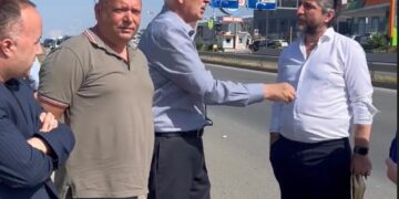 Rama del në terren me fletore në dorë, analizon dëmet e shkaktuara mbrëmë nga shiu