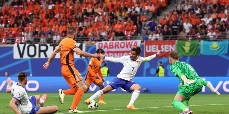 Mbyllet pjesa e parë mes Holandës dhe Francës më rezultat 0-0