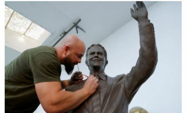 Në Ditën e Çlirimit inaugurohet statuja e Tony Blairit në Ferizaj