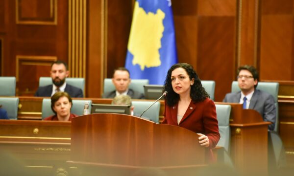 “Evropa lindi në një Prishtinë të lirë”, Osmani në Kuvend thotë se hyrja e NATO-s tregoi që bota s’e harroi Kosovën