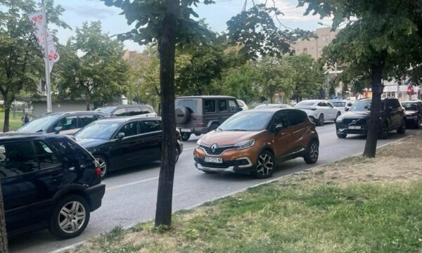 Rruga që u shndërrua në shesh, tashmë po shfrytëzohet si parking makinash