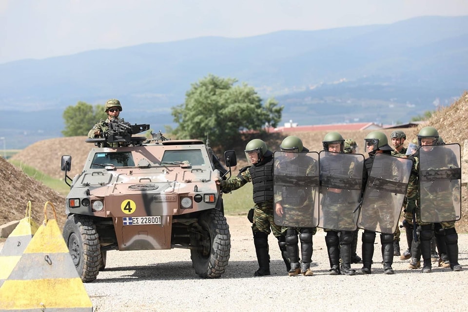 Ushtarët grekë të KFOR-it stërviten për t’u përballur me trazira në kamp në Novosellë