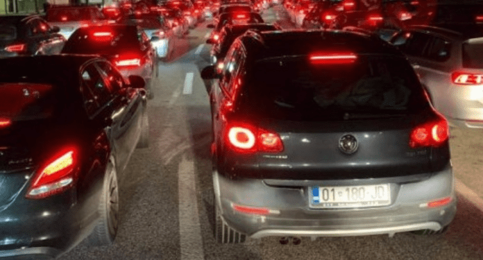 Tri orë pritje e kolona deri në 1 mijë metra, përditësimi i fundit i MPB’së për gjendjen nëpër pikëkalimet kufitare