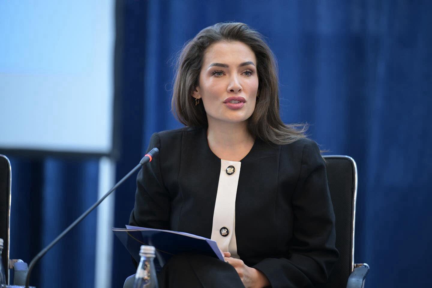 Heqja e vizave për serbët e Kosovës, Musliu-Shoshi: Fraza e Kadri Veselit se “Albin Kurti do ta sjellë Serbinë në Kosovë” nuk është më veç një parashikim fatkeq