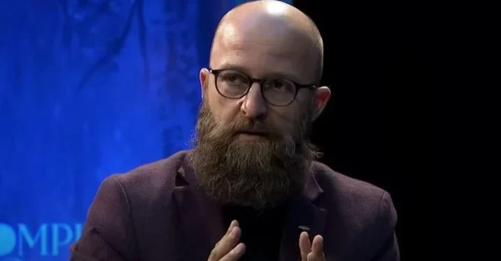 E pabesueshme: Sllamniku fyen Kadarenë, e quan “argat të Enverit” – e krahason me librin e Hitlerit