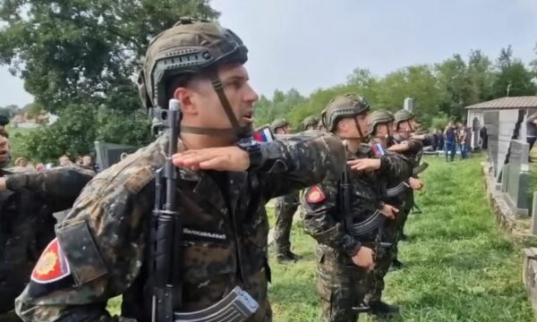 MUP’i serb e politizon varrimin e policit të vr@rë nga Faton Hajrizi, këndojnë këngë nacionaliste për Kosovën