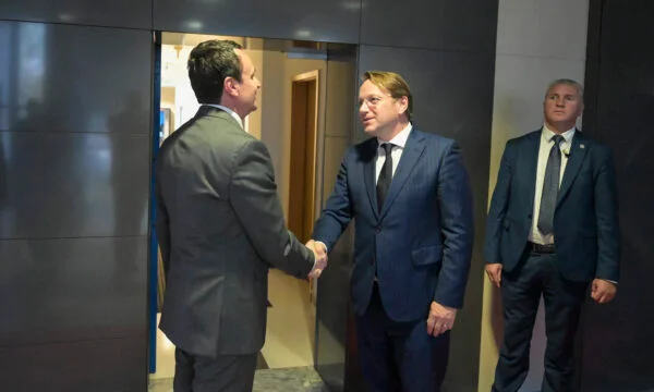 Komisionieri Varhelyi merr mesazh të ashpër nga Zyra e kryeministrit, i thonë që dialogu s’është punë e tij