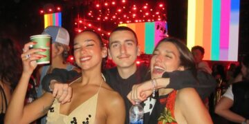 Përfundimi i “Sunny Hill“, Dua Lipa: Faleminderit që erdhët për t’u bashkuar, jemi shumë mirënjohës