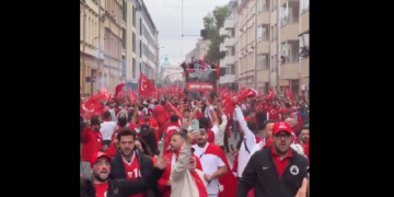 Tifozët e Turqisë mbushin rrugët e Leipzigut, numër i madh i tyre para ndeshjes ndaj Austrisë