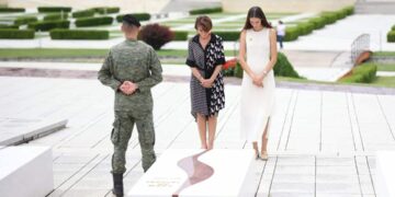 Emina Çunmulaj bën homazhe në Prekaz