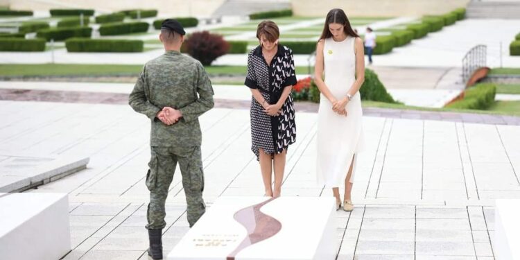 Emina Çunmulaj bën homazhe në Prekaz