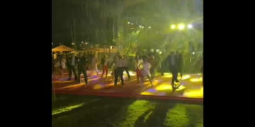 Presidentja publikon pamje duke vallëzuar në shi në festën e Pavarësisë së SHBA-së, shihet edhe Hovenieri