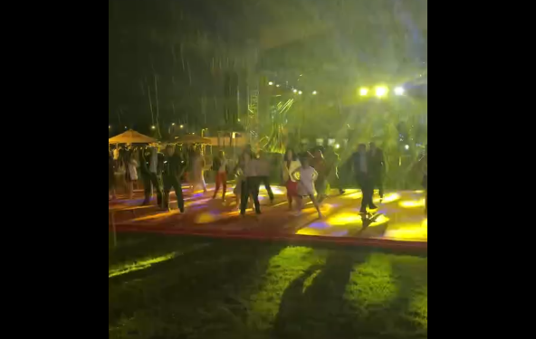 Presidentja publikon pamje duke vallëzuar në shi në festën e Pavarësisë së SHBA-së, shihet edhe Hovenieri