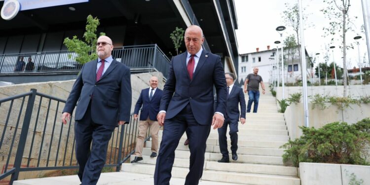 AAK hap zyret e reja, Hovernier mysafiri i parë