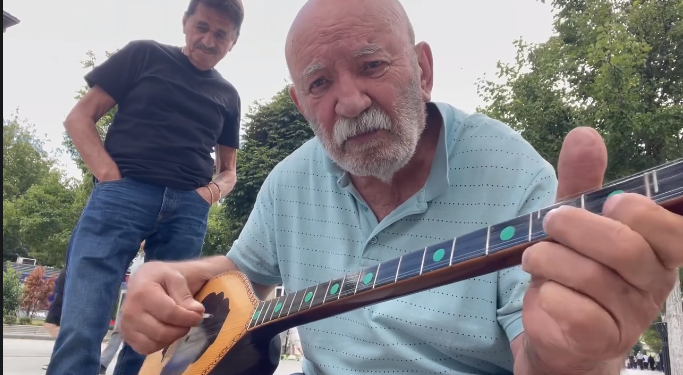 Sabri Fejzullahu e surprizon Çun Lajqin midis sheshit (video)