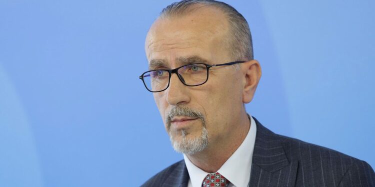 Haxhiu: Barnat e Ministrisë së Shëndetësisë gjenden në depo të përmbytur